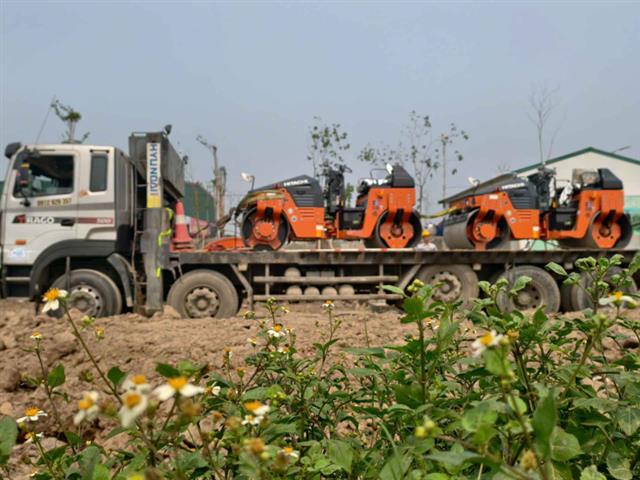 Bàn giao 02 Xe lu 2 bánh thép 4 tấn Hitachi ZC50T cho Công ty xây dựng