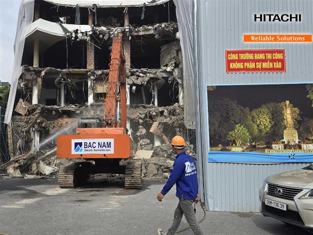 Hà Nội: Phun nước chống bụi khi phá dỡ tòa nhà Hàm cá mập