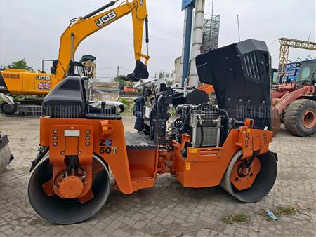 Xe lu rung tự trọng 4 tấn Hitachi ZC50T