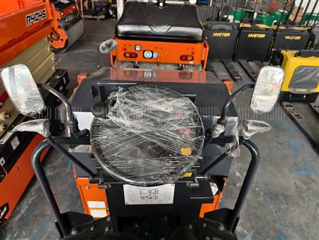 Xe lu rung tự trọng 4 tấn Hitachi ZC50T