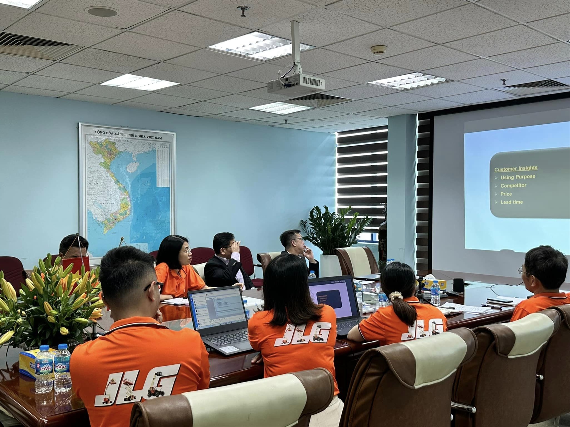 ông Lewis Wu - Giám đốc kinh doanh khu vực Châu Á và ông Eddi Koh W K Giám đốc kinh doanh khu vực Đông Nam Á thuộc Tập đoàn xe nâng người JLG (USA) đến thăm và làm việc tại trụ sở công ty.