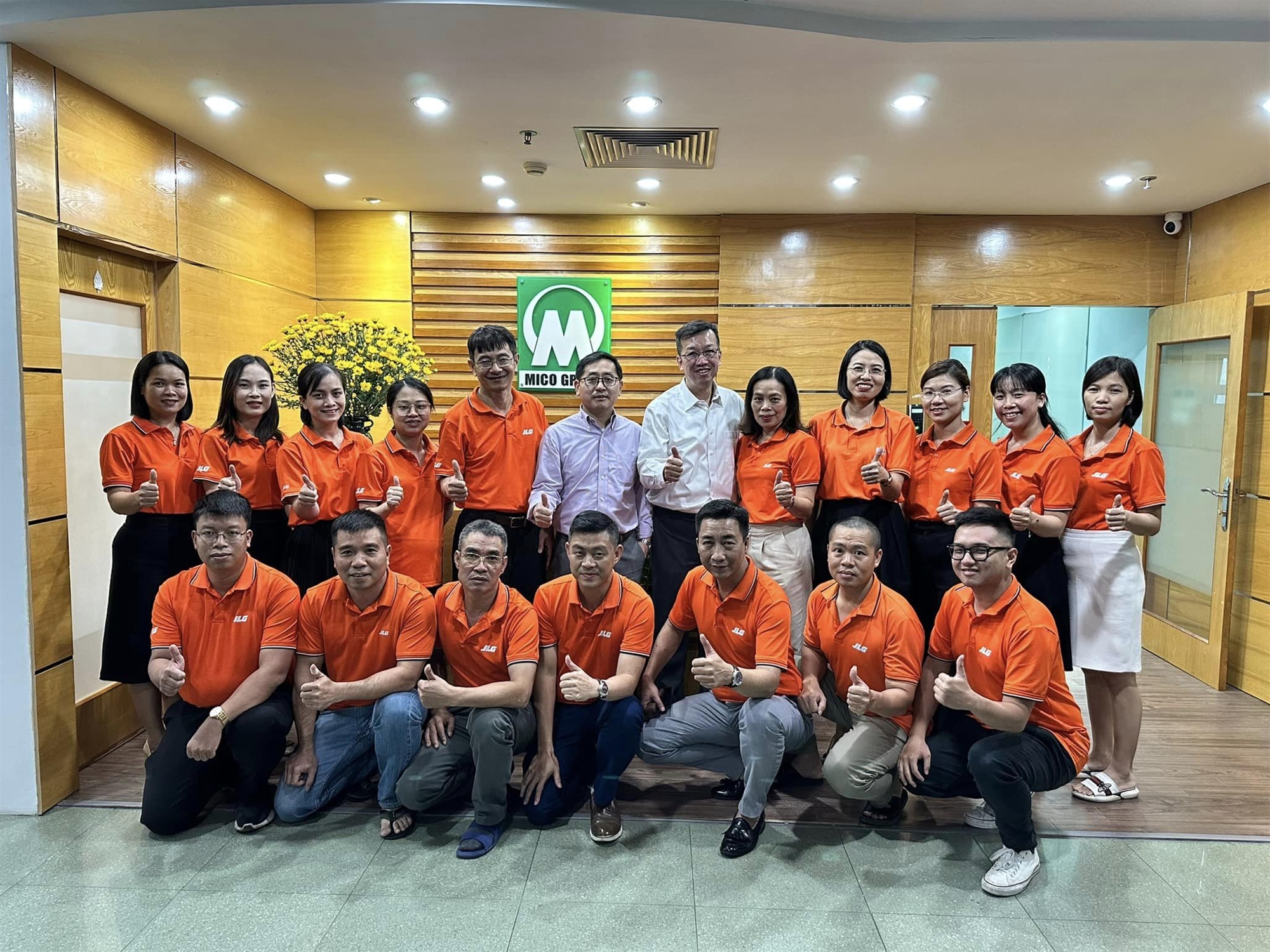 ông Lewis Wu - Giám đốc kinh doanh khu vực Châu Á và ông Eddi Koh W K Giám đốc kinh doanh khu vực Đông Nam Á thuộc Tập đoàn xe nâng người JLG (USA) đến thăm và làm việc tại trụ sở công ty.