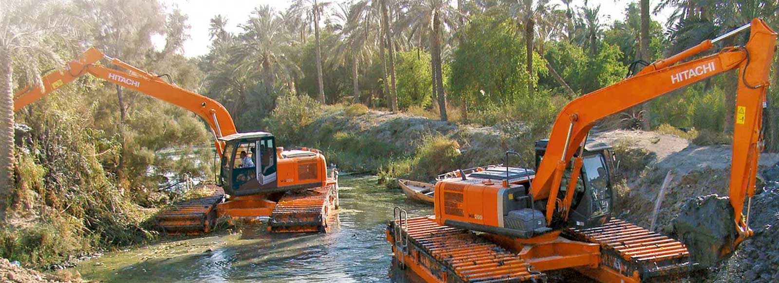 Xe đào bánh xích cần dài Hitachi excavator