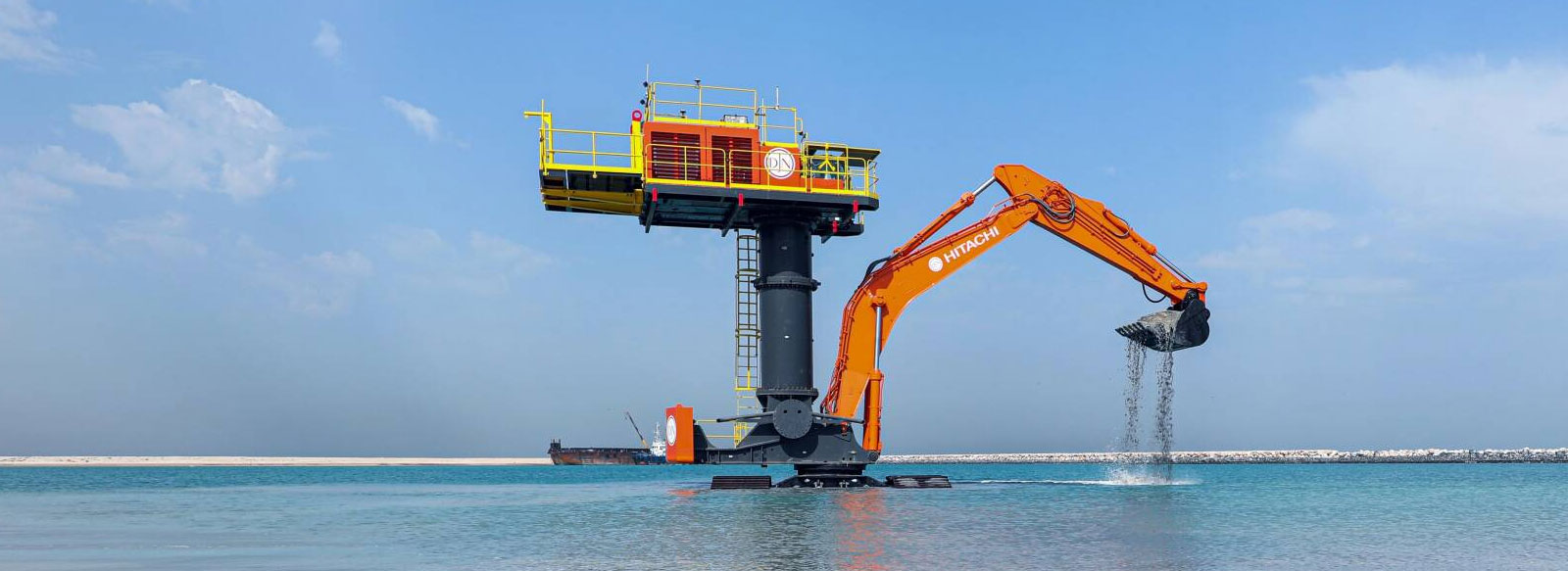 Máy xúc đào Hitachi offshore làm việc trên biển