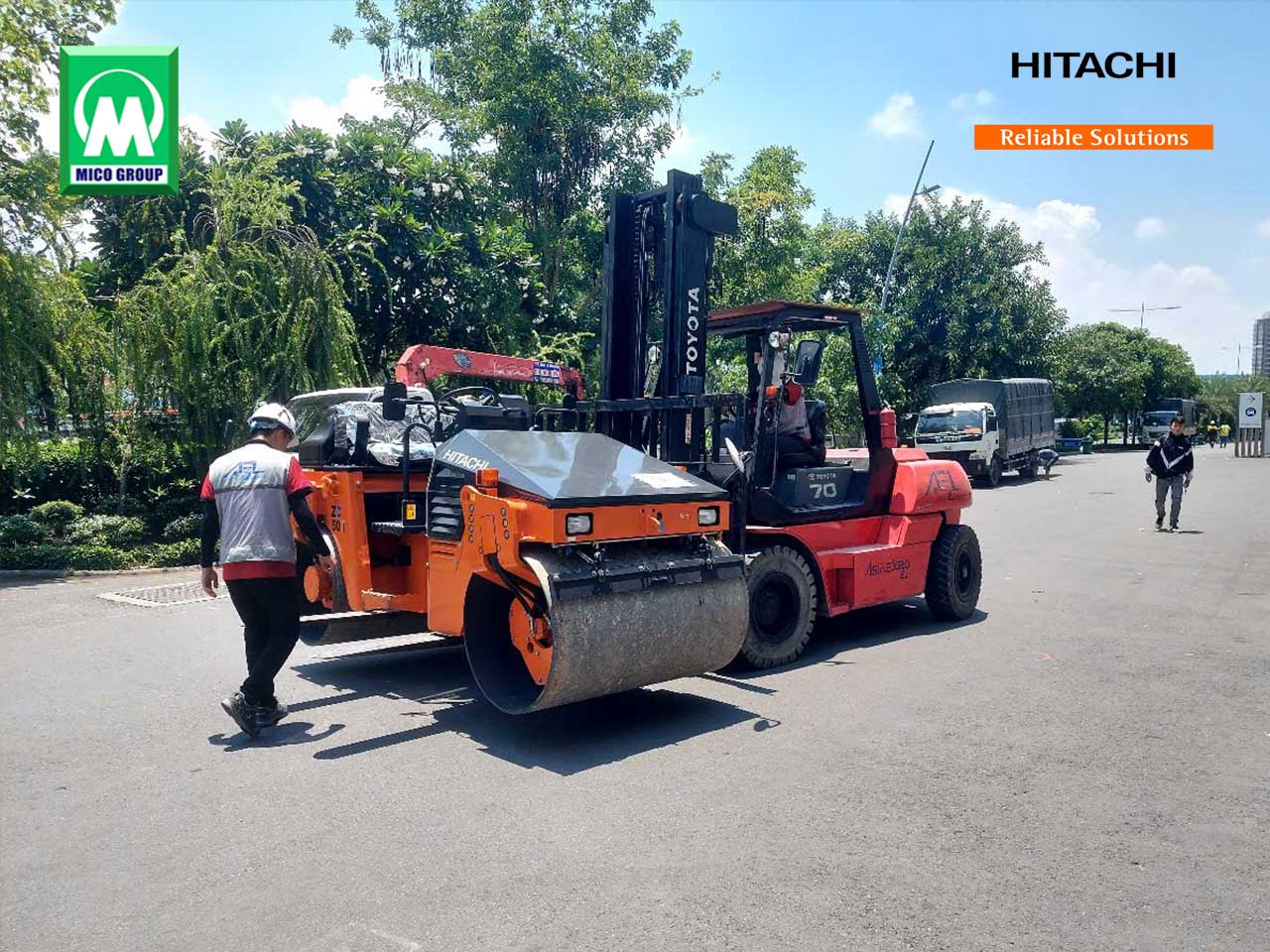 Cẩu xe Xe lu rung 2 bánh sắt 4 tấn HITACHI ZC50T vào gian hàng