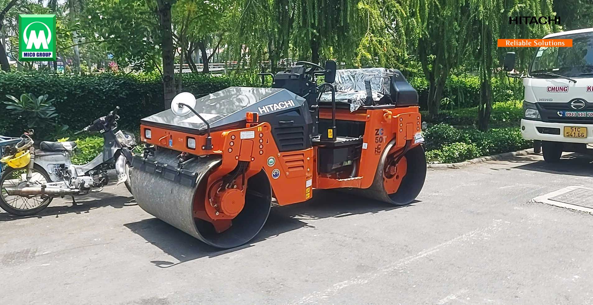 Xe lu rung 2 bánh sắt 4 tấn HITACHI ZC50T tại sân triển lãm