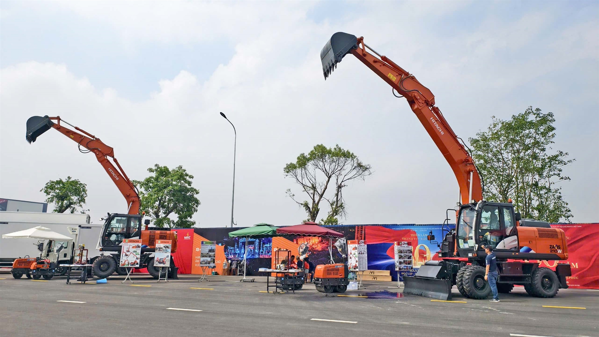 MỘT SỐ HÌNH ẢNH KHU TRƯNG BÀY MÁY XÂY DỰNG HITACHI TẠI VEC