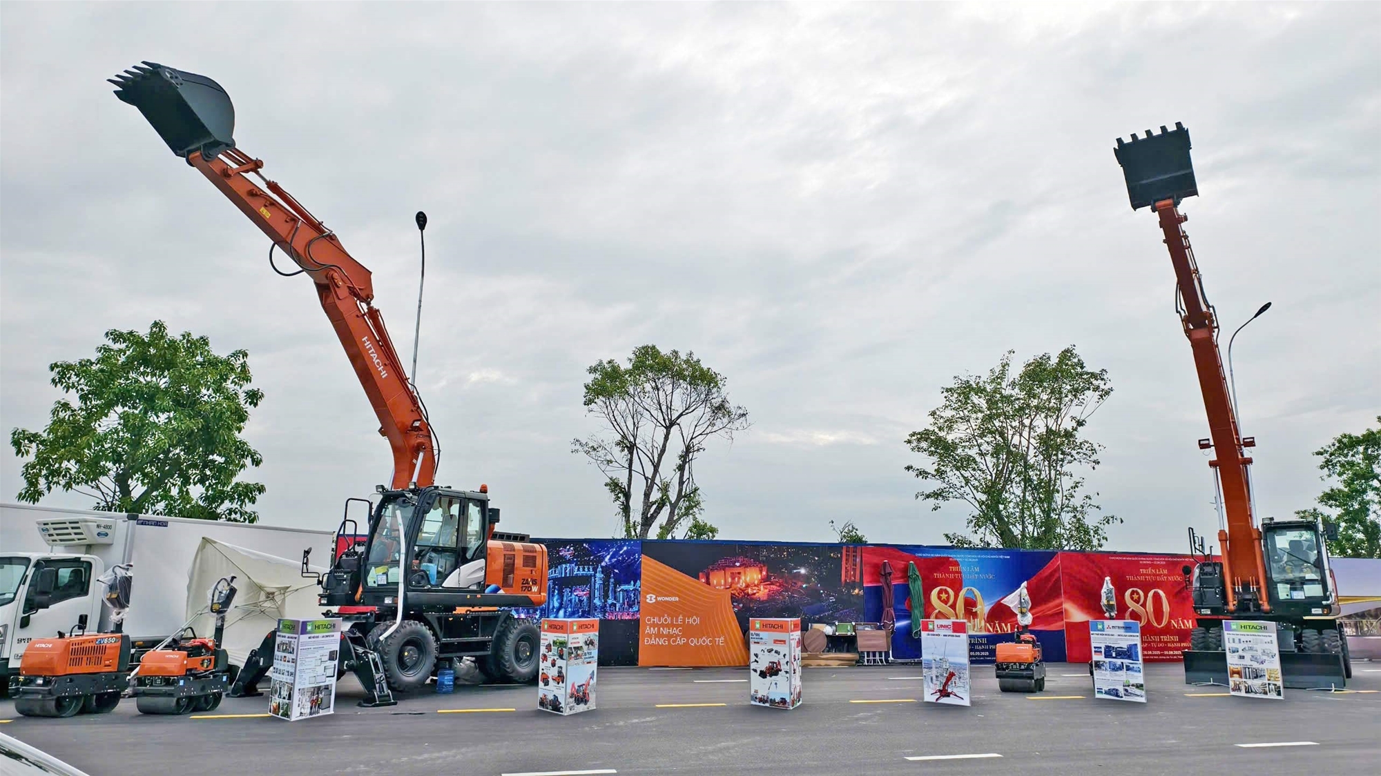 MỘT SỐ HÌNH ẢNH KHU TRƯNG BÀY MÁY XÂY DỰNG HITACHI TẠI VEC