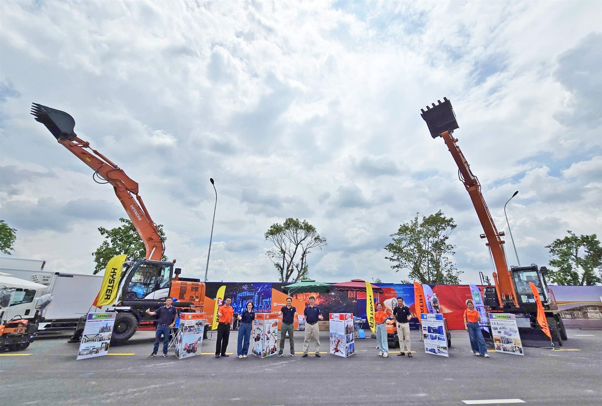MỘT SỐ HÌNH ẢNH KHU TRƯNG BÀY MÁY XÂY DỰNG HITACHI TẠI VEC