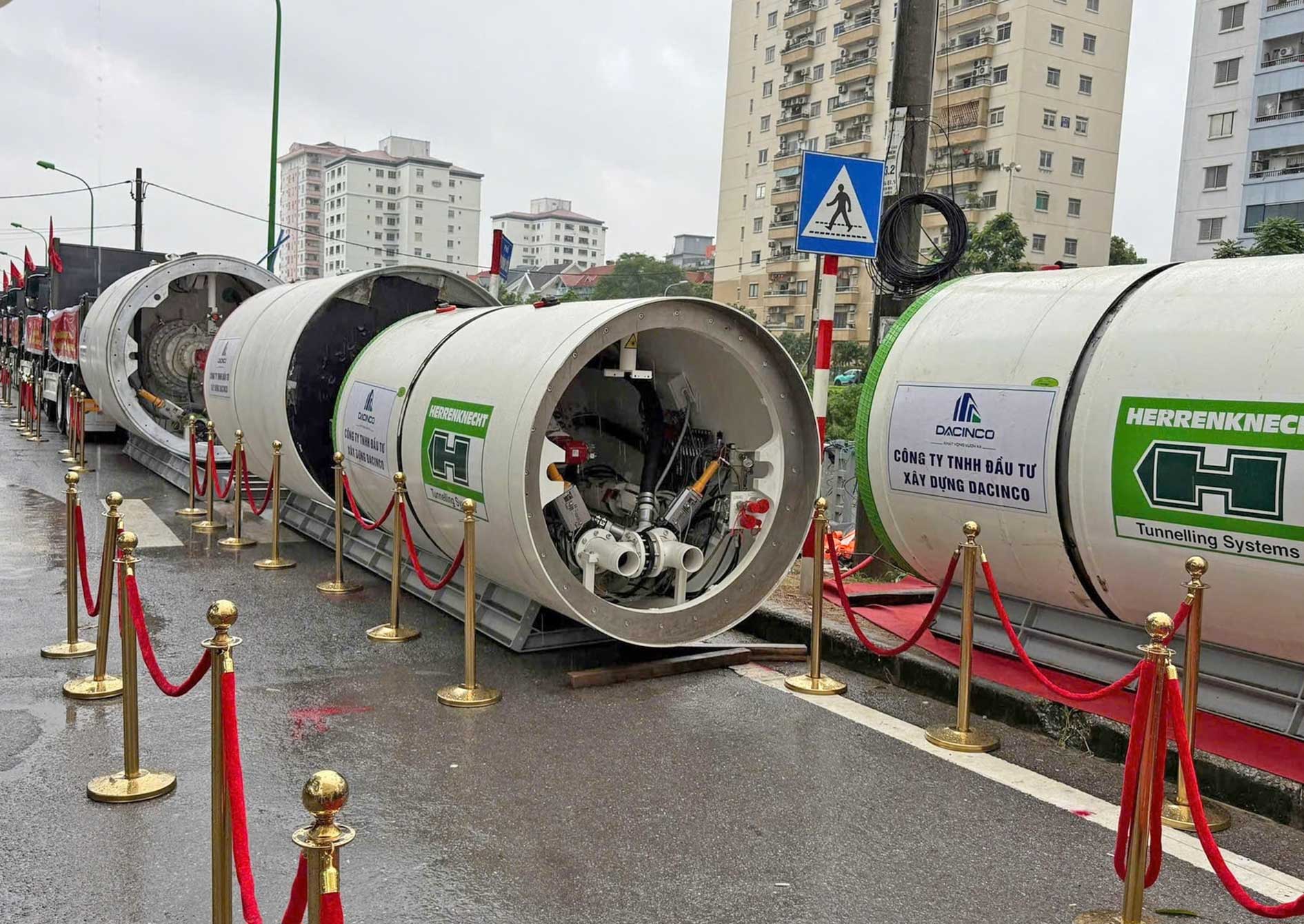 Đơn vị thi công tập kết máy khoan kích ngầm chuẩn bị thi công hệ thống cống bao sông Lừ. Ảnh: Hoàng Sơn