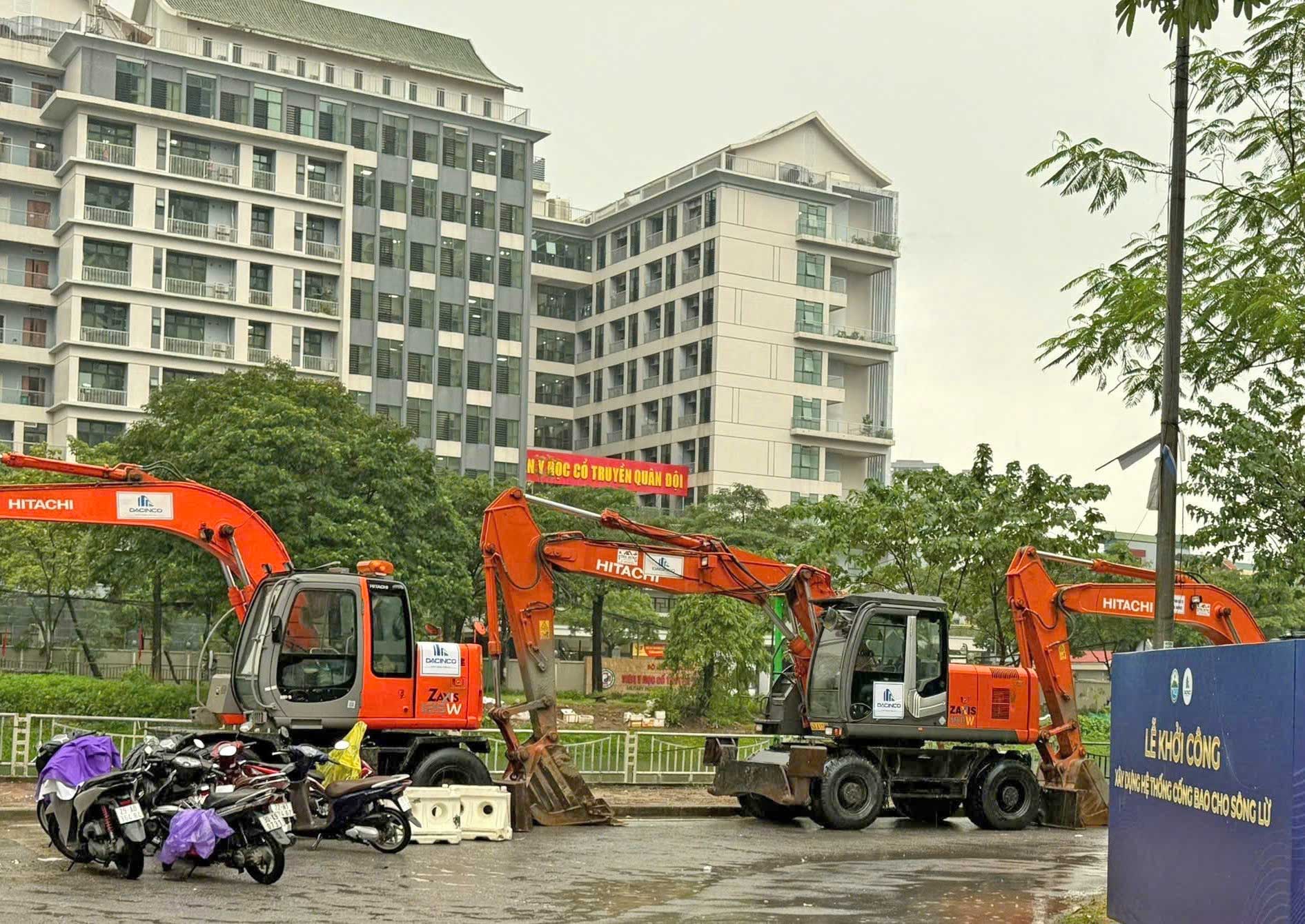 Dàn máy đào bánh lốp Hitachi đã sẵn sàng thi công để dự án bảo đảm tiến độ. Ảnh: Hoàng Sơn