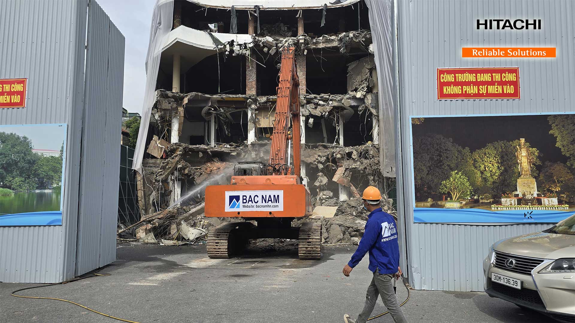 Máy đào bánh xích phá dỡ công trình Hitachi đang phá dỡ Tòa nhà Hàm Cá Mập