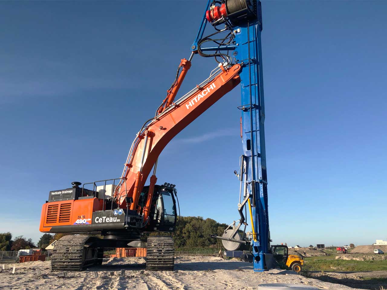 Triển khai hệ thống thoát nước thẳng đứng sử dụng máy đào bánh xích Hitachi