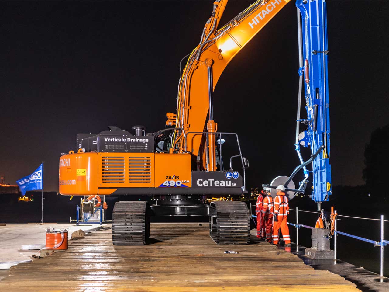 Máy đào bánh xích Hitachi ZX490 lắp đặt ngoài khơi