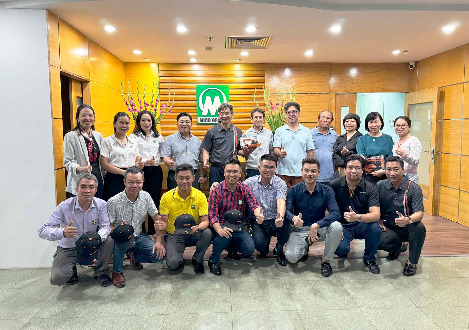 Chụp ảnh lưu niệm tại Trụ sở Mico Group