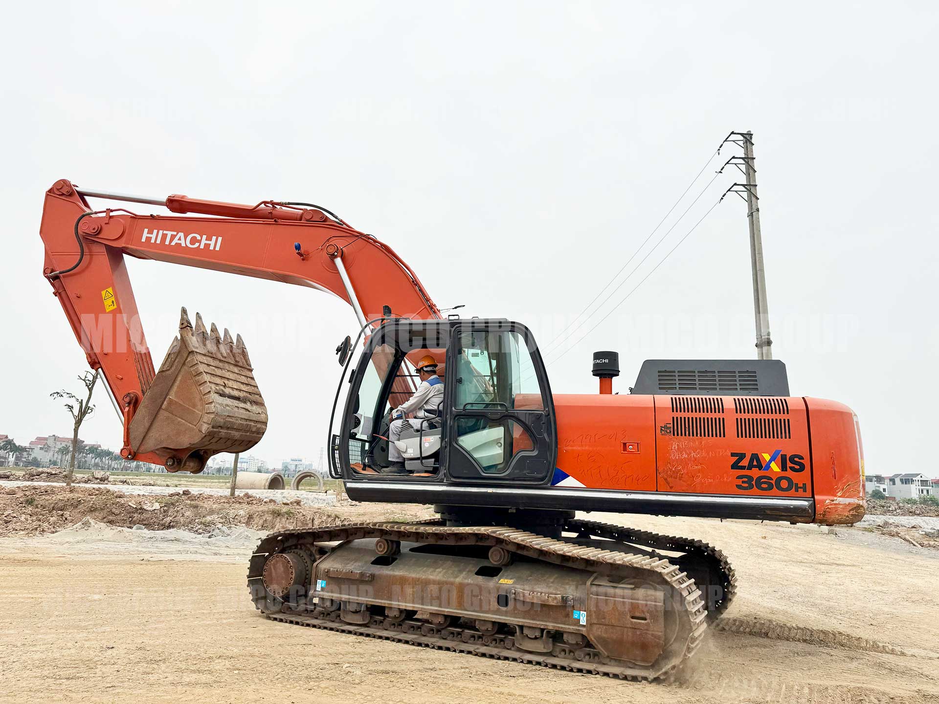 Khách hàng đưa Máy xúc đào Hitachi ZX360H-5A vào làm việc ngay sau khi nhận bàn giao.
