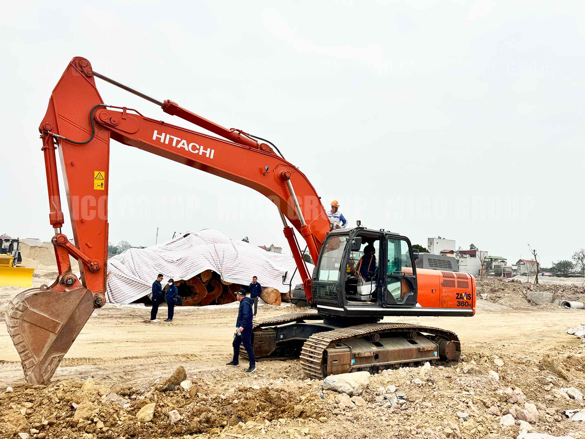 Máy xúc đào Hitachi ZX360H-5A đã qua sử dụng loại bánh xích có dung tích gàu 1,62 m³, trọng lượng vận hành 33 tấn.