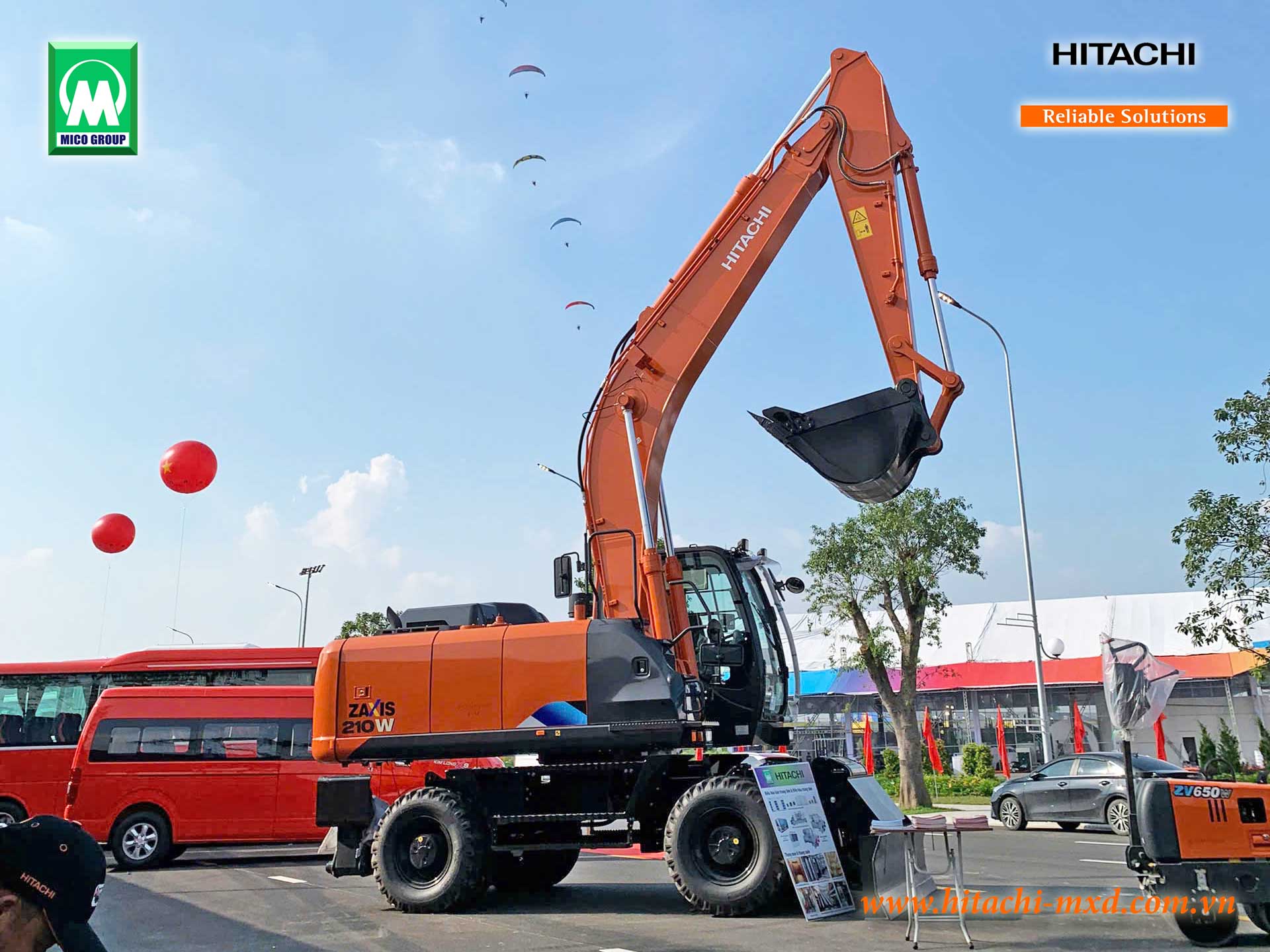 Máy đào bánh lốp Hitachi ZX210W-5A trưng bày tại Triển lãm A80 VEC Đông Anh