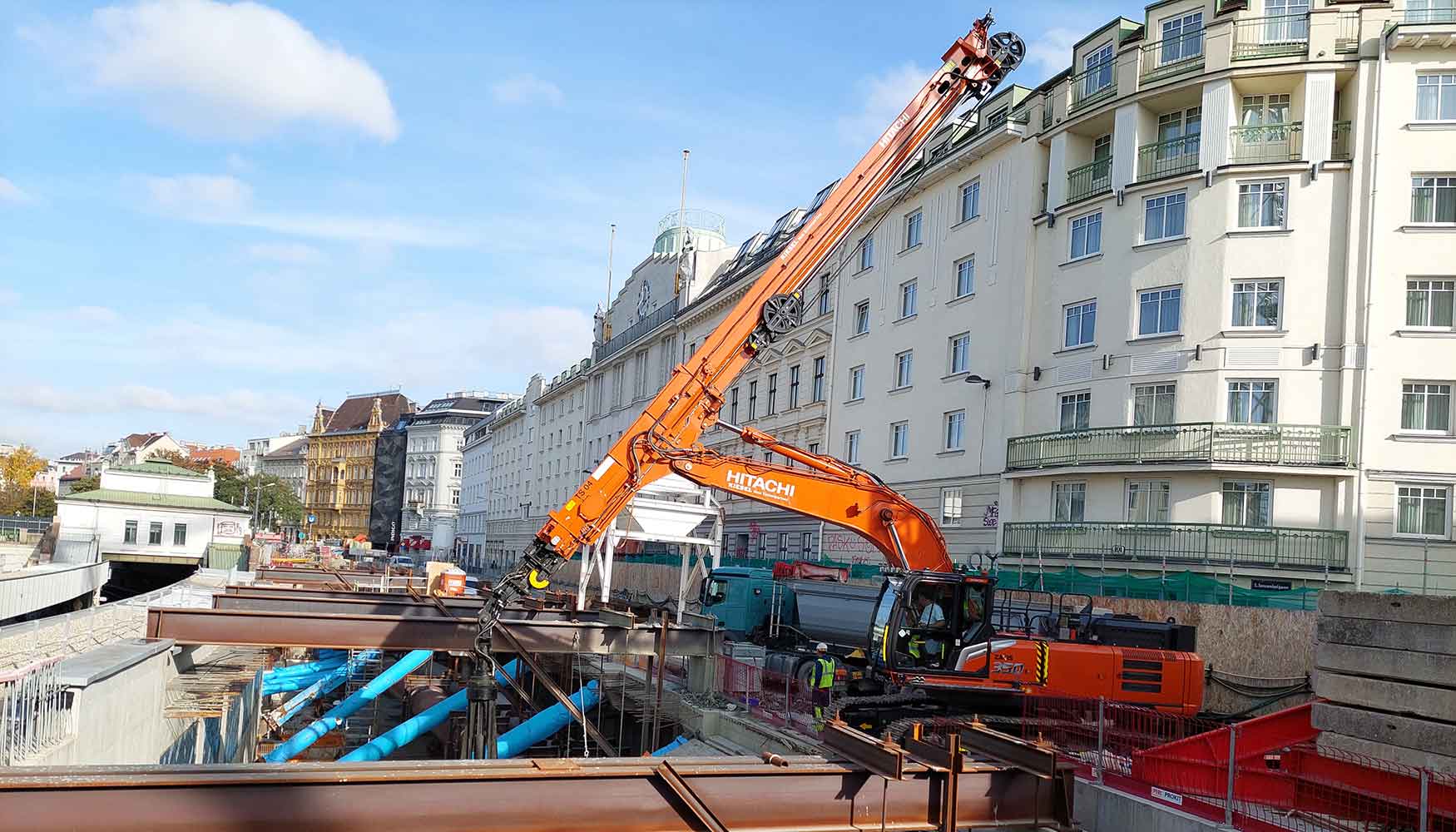 Máy đào gầu ngoạm cần thụt thò Hitachi trên công trường xây dựng tuyến tàu điện ngầm