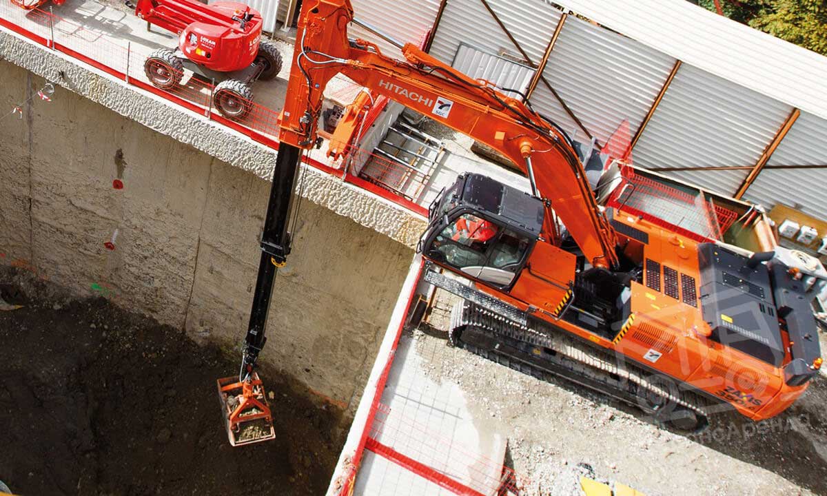 Máy đào gầu ngoạm cần thụt thò Hitachi ZX350LC trên công trình xây dựng