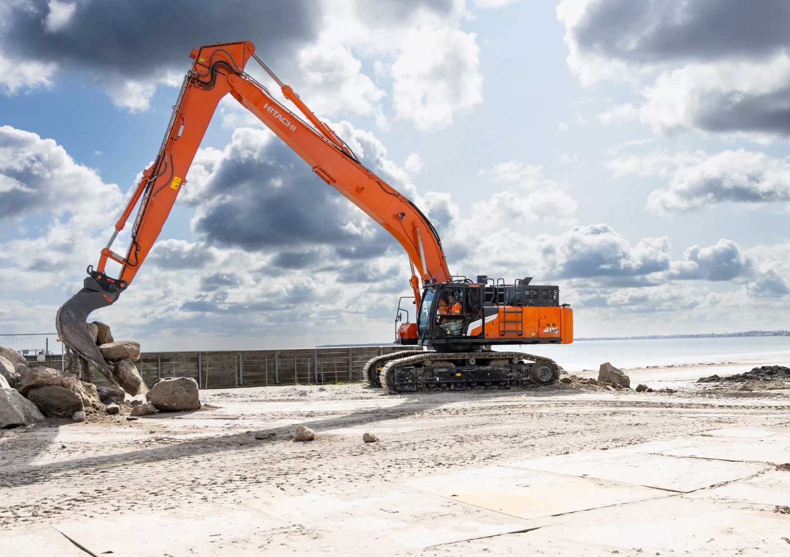 Hitachi giới thiệu máy xúc đào phía trước siêu dài ZX490LCH-7 mới