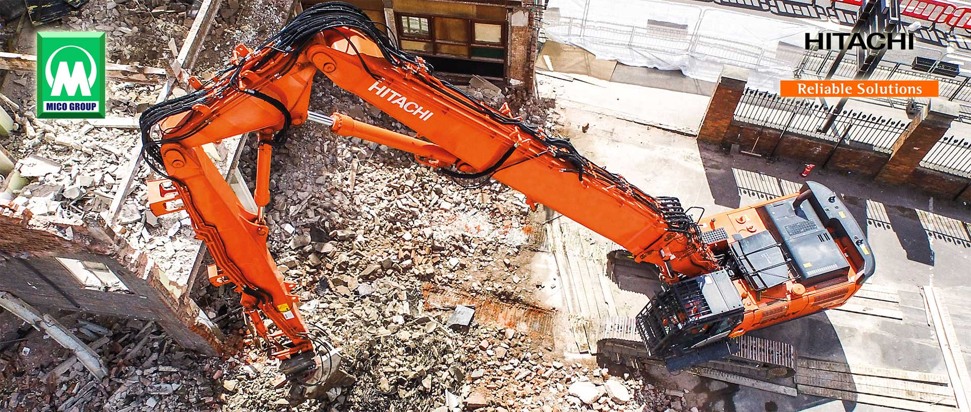 Máy đào bánh xích phá dỡ công trình Hitachi với cần siêu dài