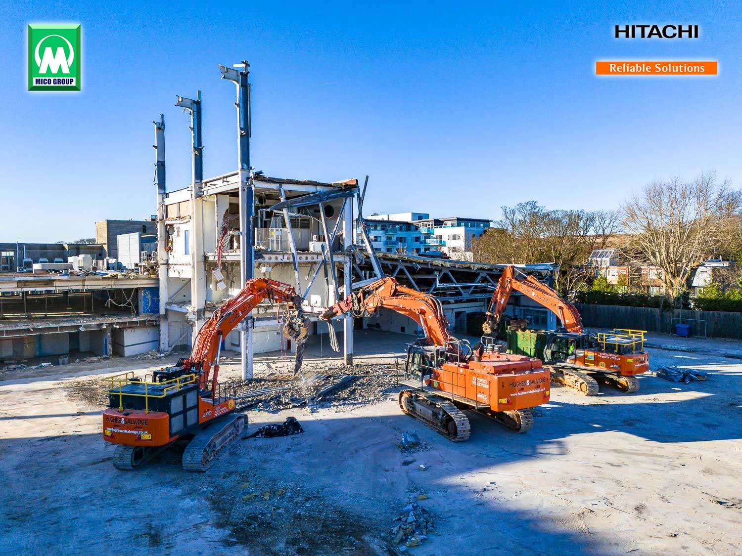 Máy đào bánh xích phá dỡ công trình Hitachi với cần siêu dài