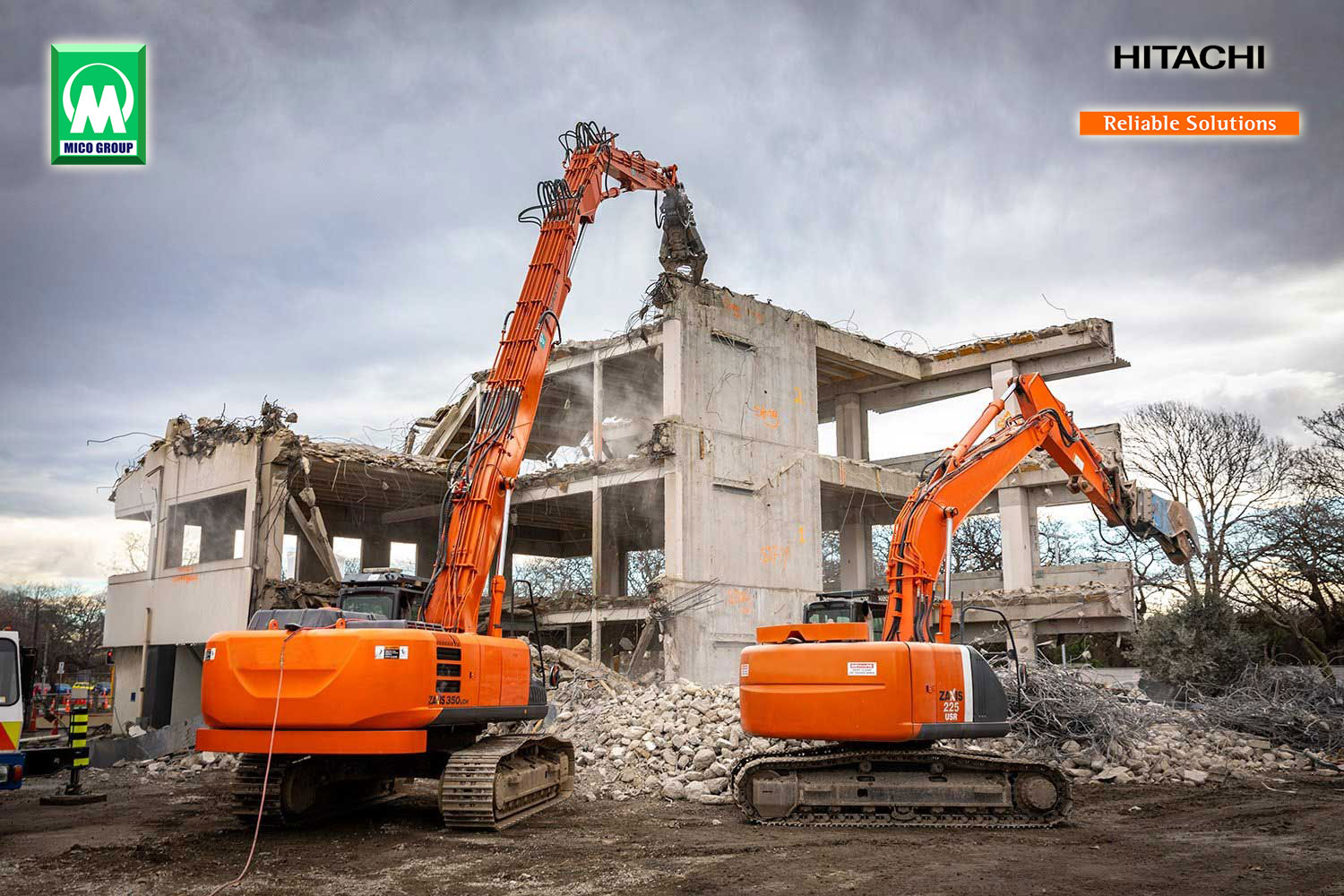 Máy đào bánh xích phá dỡ công trình Hitachi