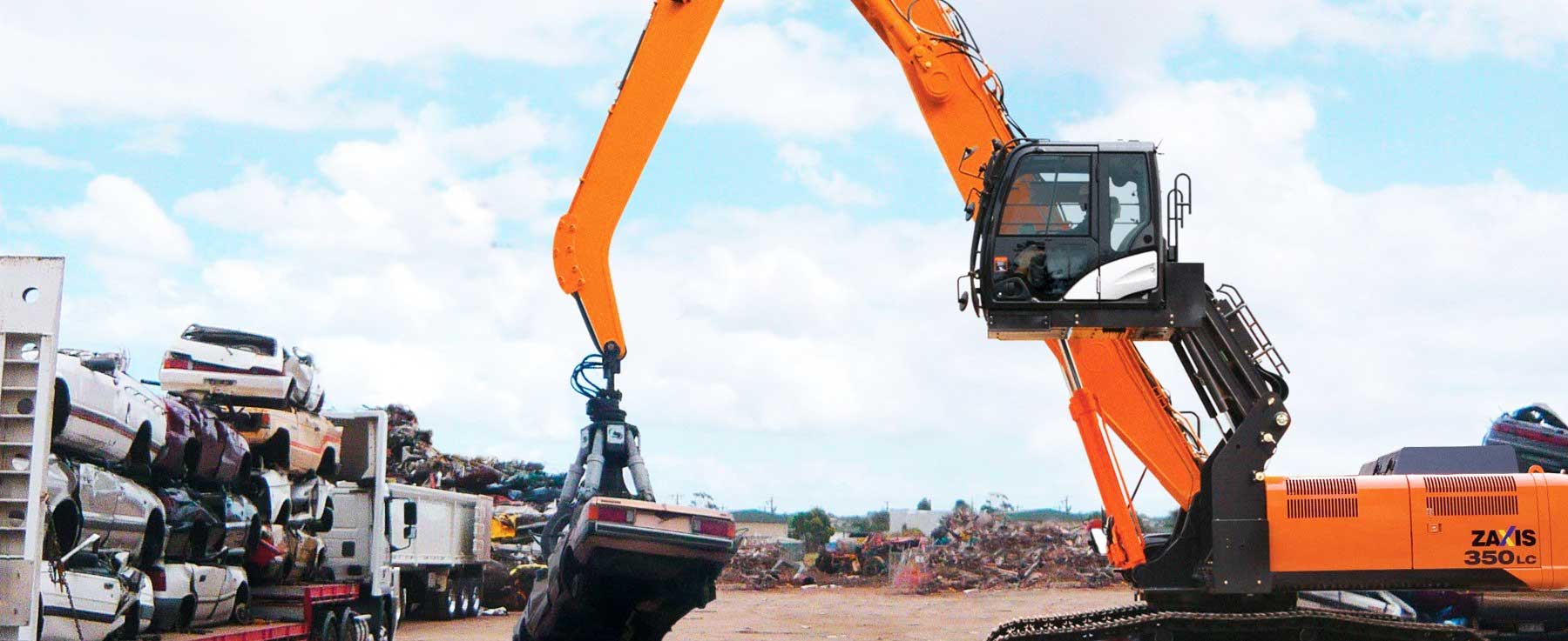 Máy xử lý vật liệu Hitachi ZX350LC trong bãi phá dỡ ô tô