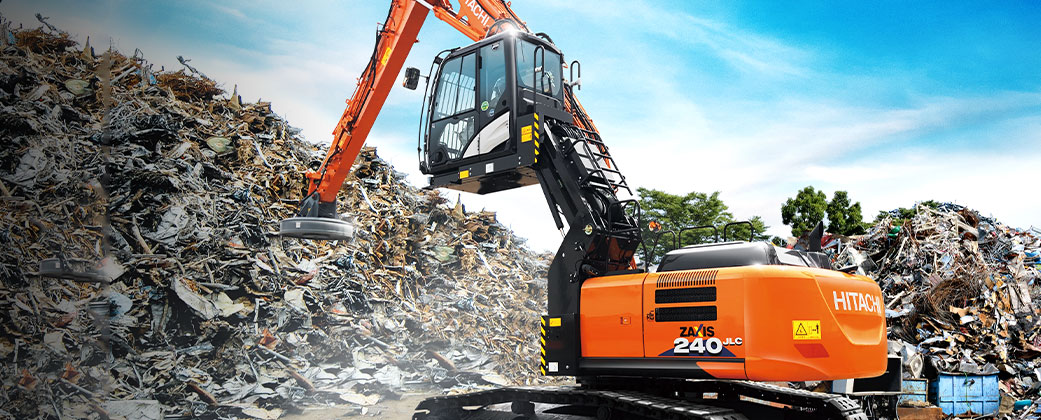Máy xử lý vật liệu Hitachi ZX240LC-5G trong bãi phế liệu
