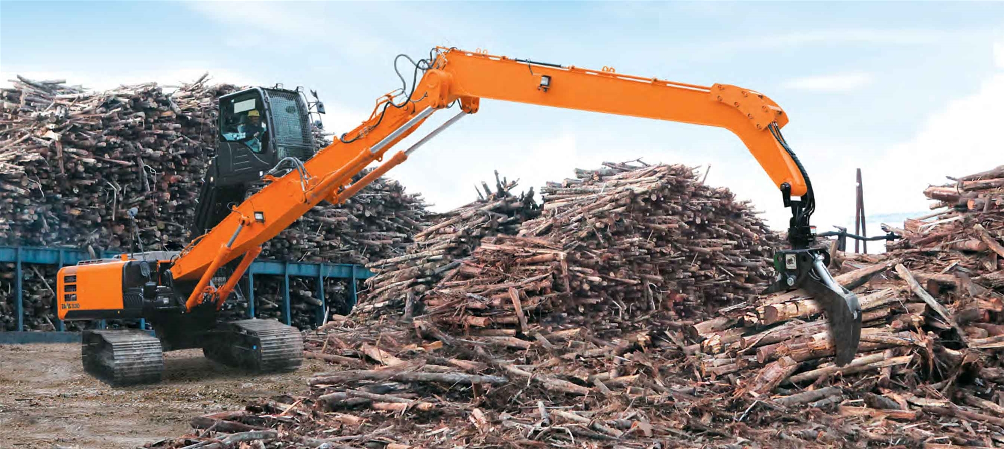 Máy xử lý vật liệu Hitachi ZX330LC-5G trong nhà máy gỗ