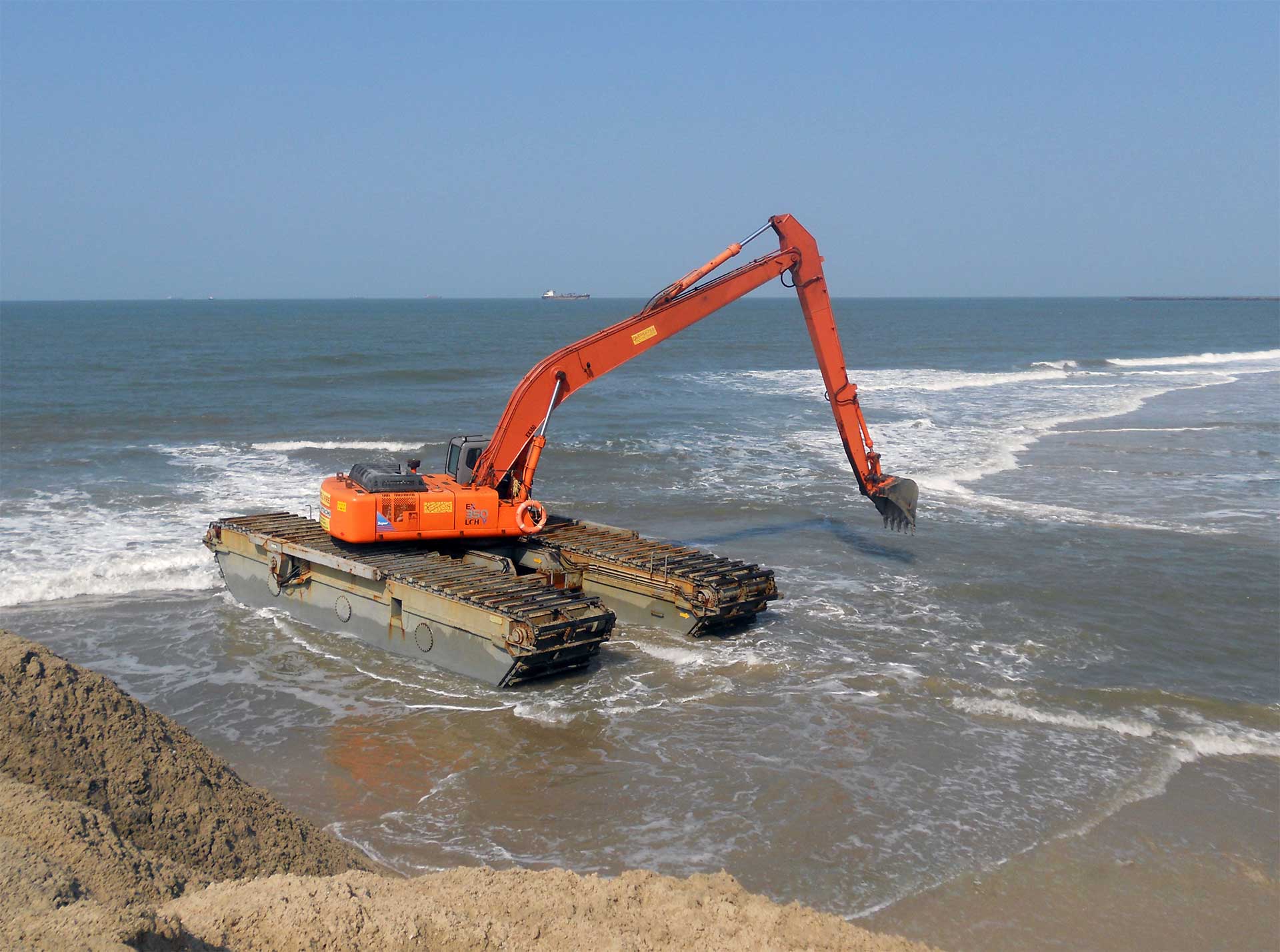 Máy xúc lội nước Hitachi nạo vét cát ven biển