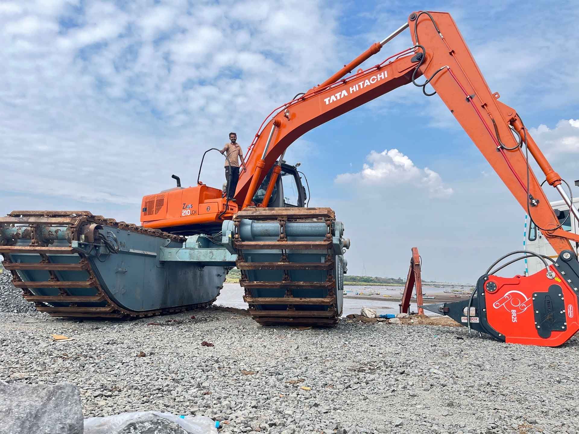 Máy đào lội nước Tata Hitachi