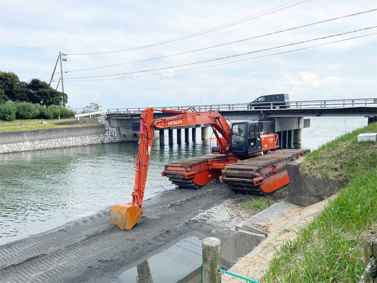 Máy xúc lội nước Hitachi di chuyển tốt trên cạn