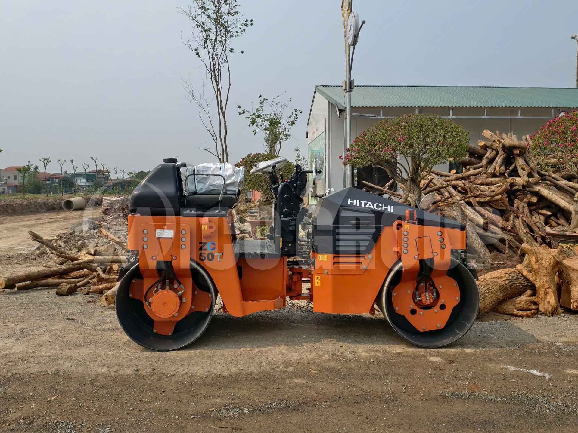 Bàn giao 02 Xe lu 2 bánh thép 4 tấn Hitachi ZC50T cho Công ty xây dựng