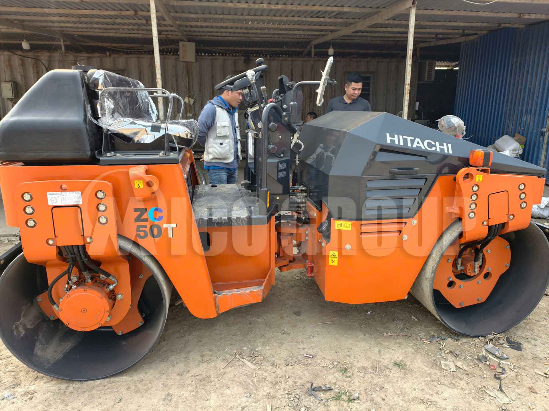 Bàn giao 02 Xe lu 2 bánh thép 4 tấn Hitachi ZC50T cho Công ty xây dựng