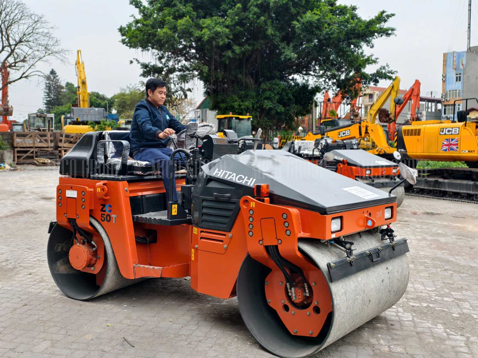 Xe lu rung tự trọng 4 tấn Hitachi ZC50T