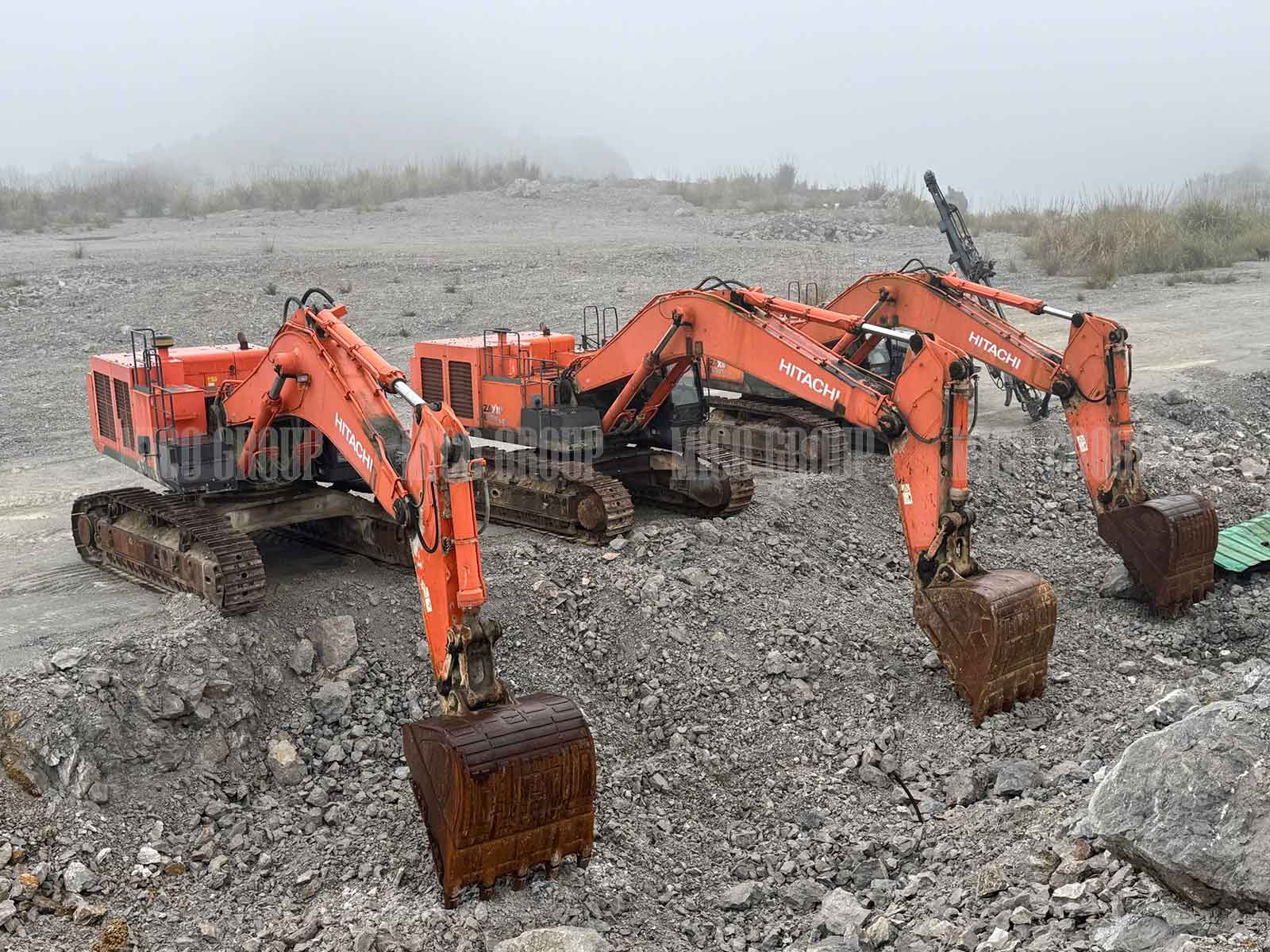 Mày đào bánh xích Hitachi Zaxis 870LCH và 670LCH